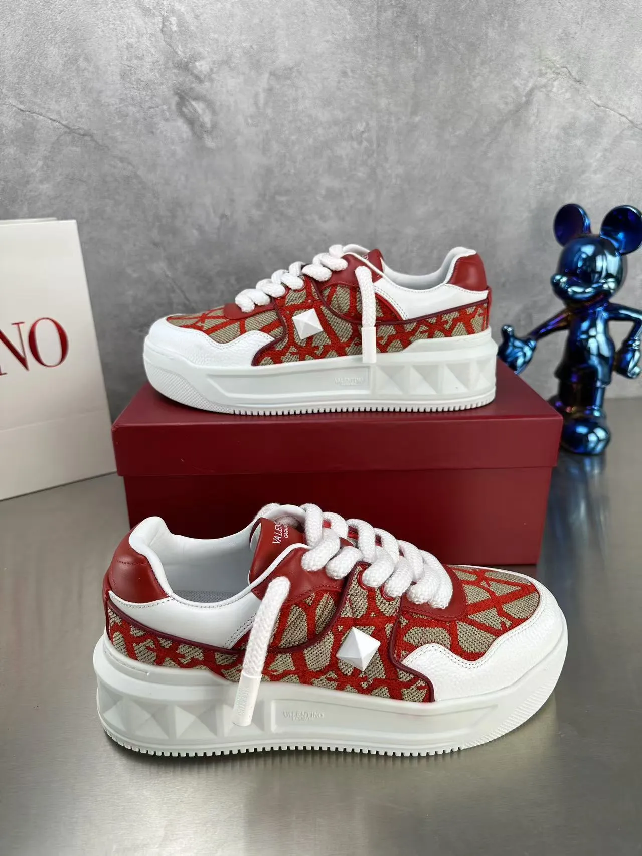 👟👟Ex-factory price 640👟👟 🔺Valentino🔺Valentino new casual shoes 2023 latest model hot style for catwalk couples, thick shoelaces, the same style as Elsa Hosk, Zhang Yixing, Guan Xiaotong and many other stars 🔥 Top version + lasting process, full oil edge on the upper. Fabric: Customized cowhide + cowhide lining with breathable mesh. Outsole: original molded TPU thickened outsole. Size for women is 35-40. Men’s size is 39-45.